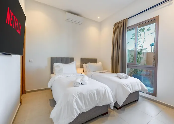 Villa Dar Yas, A 20Min Du Centre Avec Piscine Chauffee, Cuisiniere, Chauffeur, Air Hockey, Ping-Pong & Jeux De Societe